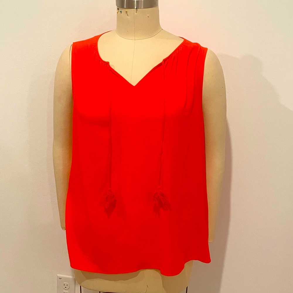 Sleeveless shirt with front tie